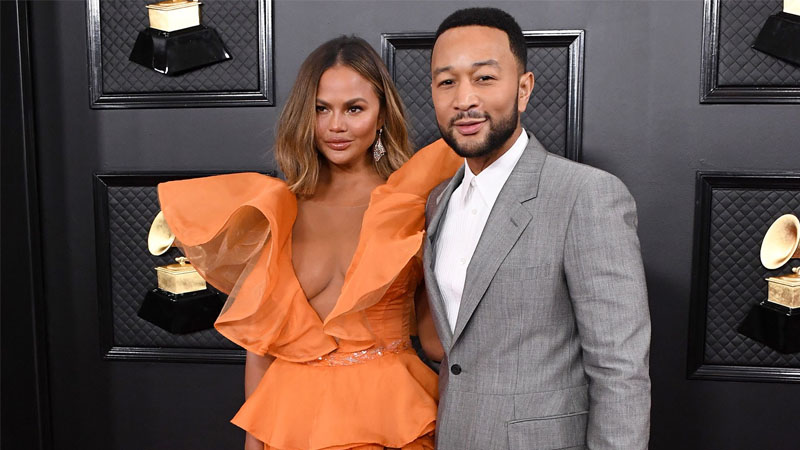  Chrissy Teigen Shares Hilarious ‘How It’s Going’ Thanksgiving Prep with Four Kids